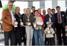 B�rbel Eisert-Iserloh (3. v.L) nahm stellvertretend f�r die Gruppe den Preis entgegen